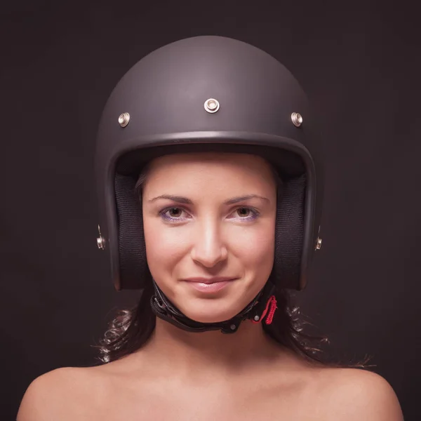 Lächelnde Brünette Frau Mit Helm Porträt Vor Dunklem Hintergrund — Stockfoto