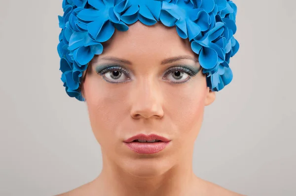 Retrato Beleza Mulher Jovem Com Touca Azul — Fotografia de Stock