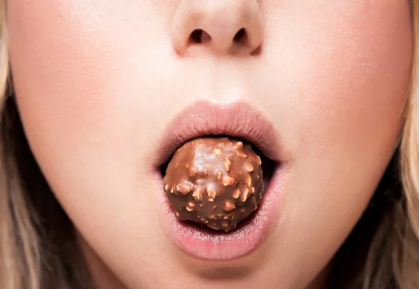 チョコレートを食べる女性口のクローズアップ — ストック写真
