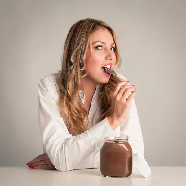 Tatlı Kaşığı Ile Çikolata Krem Yeme Sarışın Kadın — Stok fotoğraf