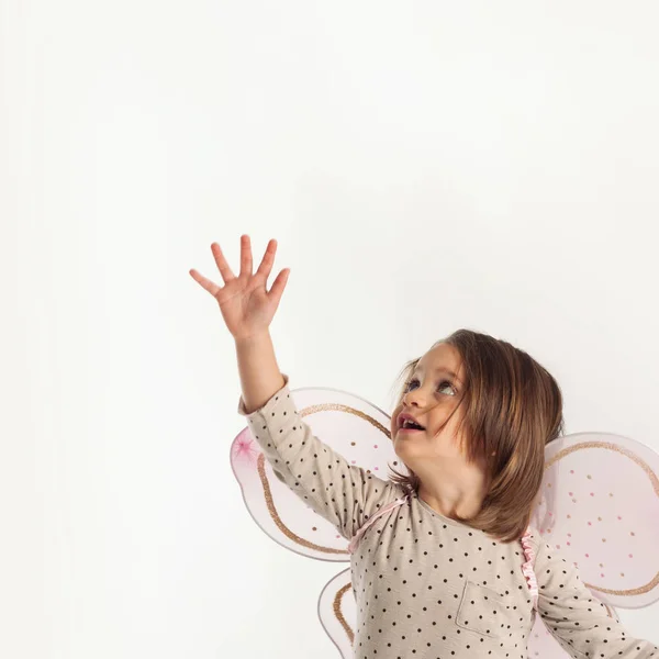 Retrato Niña Joven Con Traje Mariposa Sobre Fondo Blanco —  Fotos de Stock