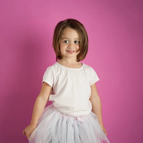 Jovem Dançarina Menina Retrato Contra Fundo Rosa — Fotografia de Stock