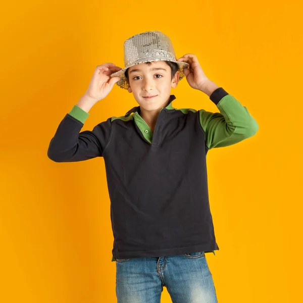 Ritratto Giovane Bambino Con Cappello Sullo Sfondo Arancione — Foto Stock