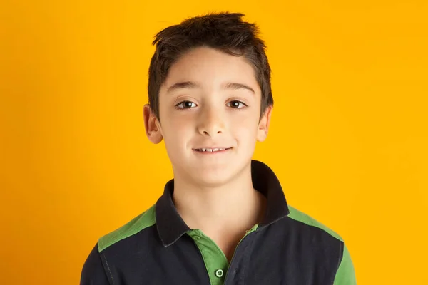 Retrato Niño Sonriente Contra Fondo Naranja —  Fotos de Stock
