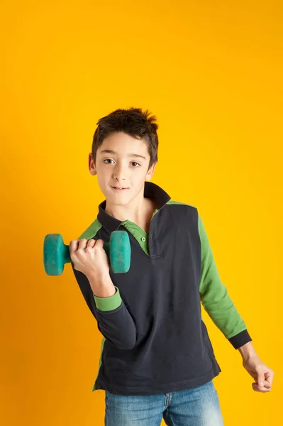 Portrait Enfant Souriant Faisant Haltérophilie Sur Fond Orange — Photo