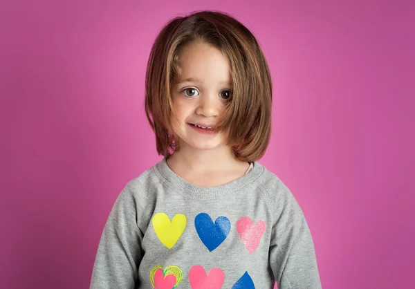 Młoda Uśmiechnięta Dziewczyna Portret Różowym Tle — Zdjęcie stockowe