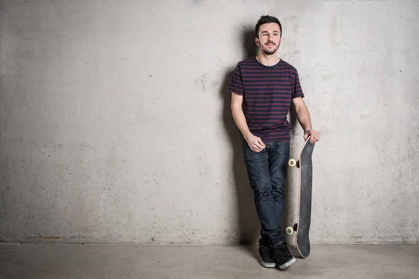 Skateboarder Porträt Steht Gegen Betonwand Ganzkörper — Stockfoto