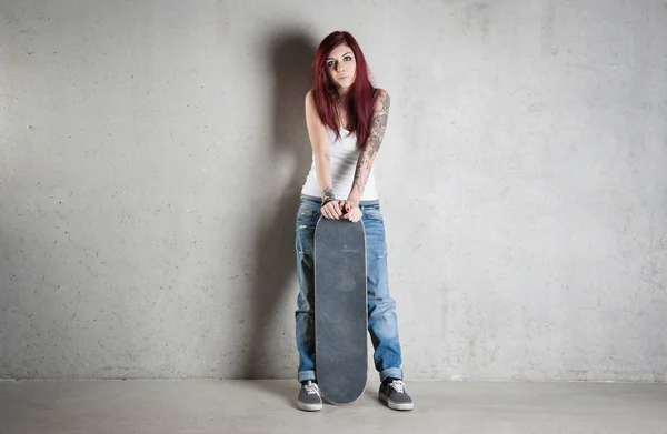 Donna Con Skateboard Ritratto Contro Muro Cemento — Foto Stock