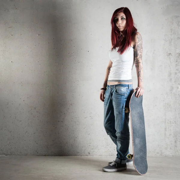 Ganzkörper Frauenporträt Mit Skateboard Gegen Betonwand — Stockfoto