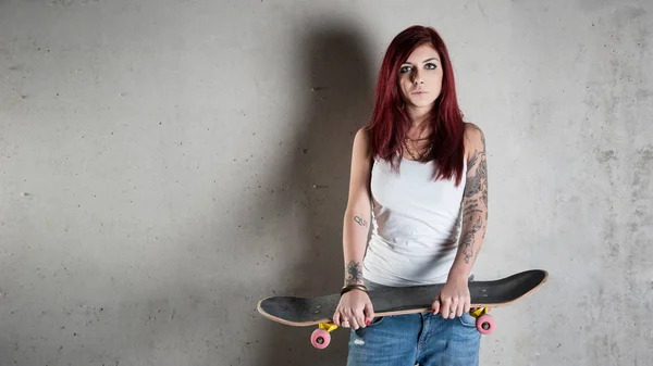 Vrouw Met Skateboard Portret Tegen Betonnen Muur Met Kopieerruimte — Stockfoto