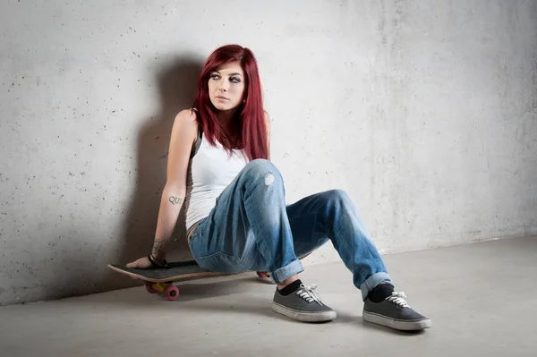 Vrouw Met Skateboard Portret Tegen Betonnen Muur — Stockfoto
