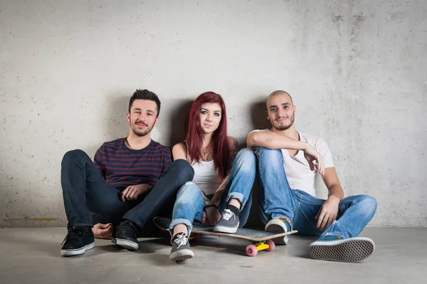 Skateboarder Freunde Sitzen Gegen Betonwand — Stockfoto