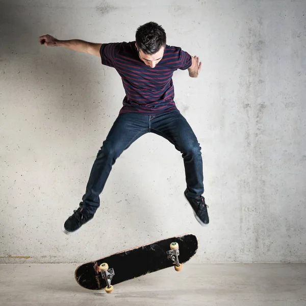 Skateboarder Sautant Contre Mur Béton — Photo