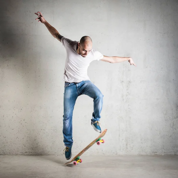 Skateboarder Saltare Contro Muro Cemento — Foto Stock