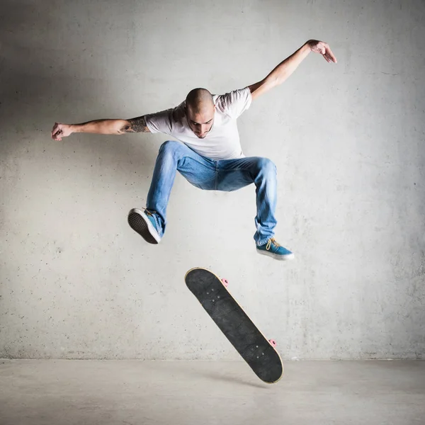 Skateboarder Sautant Contre Mur Béton — Photo