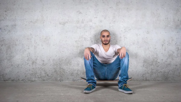 Skateboarder Ontspannen Tegen Betonnen Muur — Stockfoto