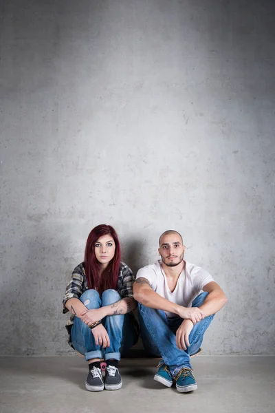 Couple Portrait Assis Sur Planche Roulettes Contre Mur Béton — Photo