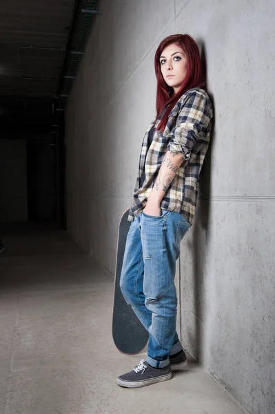 Woman Skateboard Full Body Portrait Concrete Wall — Stock Photo, Image