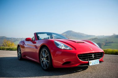 Bologna, İtalya - 8 Aralık 2013: Ferrari California spor araba Bologna tepelerde. İtalyan üretici Ferrari tarafından üretilen bir grand 2 + 2 spor araba Ferrari California olduğunu.