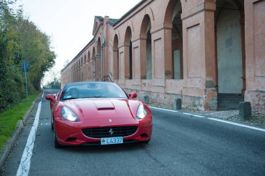 Bologna, İtalya - 8 Aralık 2013: Ferrari California spor araba Bologna tepelerde. İtalyan üretici Ferrari tarafından üretilen bir grand 2 + 2 spor araba Ferrari California olduğunu.