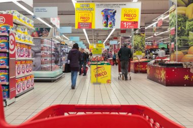 Lizbon, Portekiz - 2 Ocak 2014: Vasco da Gama Supermarket