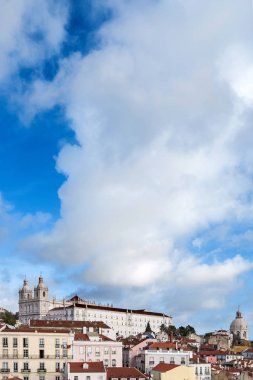 Alfama eski şehirden bulutlu gökyüzü ile güzel bir bakış. Lisbon, Portekiz. 