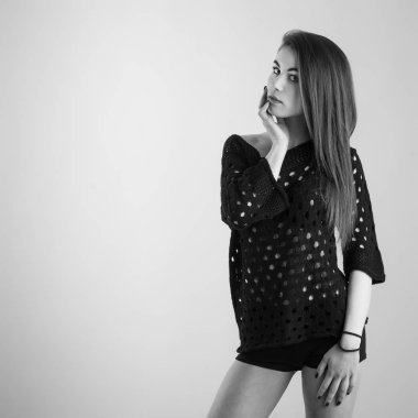 Şehvetli samimi kadın portresi. Siyah beyaz görüntü. 