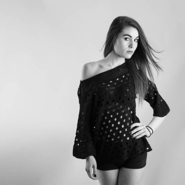 Kendine güvenen kadın portresi. Siyah beyaz görüntü. 