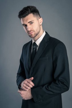 Koyu arka plana karşı zarif erkek portresi.