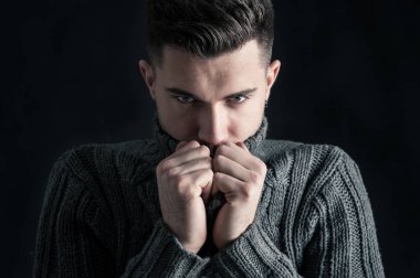 Yoğun adam karanlık arka plana karşı portre yakın. 