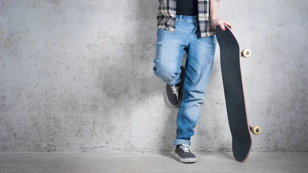 Meisje Met Skateboard Detail Tegen Betonnen Muur Met Kopieer Ruimte — Stockfoto