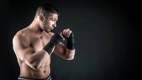 Sportsman Kick Boxer Retrato Contra Fundo Preto — Fotografia de Stock