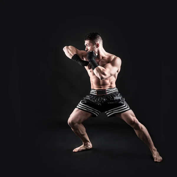 Sportsman Kick Boxer Corpo Inteiro Retrato Contra Fundo Preto — Fotografia de Stock