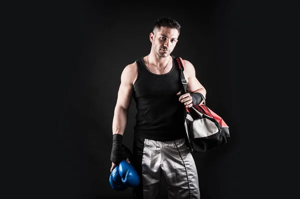 Sportsman Kick Boxer Retrato Depois Treinar Contra Fundo Preto — Fotografia de Stock