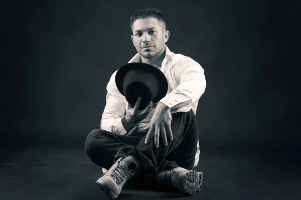 Retrato Hombre Jugando Con Sombrero Sobre Fondo Oscuro Imagen Blanco —  Fotos de Stock