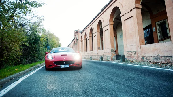 Bologna Itálie Prosince 2013 Ferrari California Sportovní Auto Kopcích Bologna — Stock fotografie