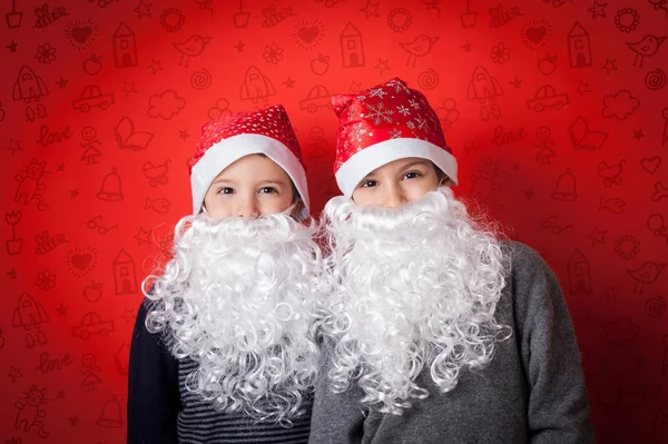 Joven hermanos divertido retrato con sombrero de Navidad y barba contra re —  Fotos de Stock