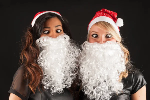 Donne divertente ritratto con cappello di Natale e barba bianca sul retro nero — Foto Stock