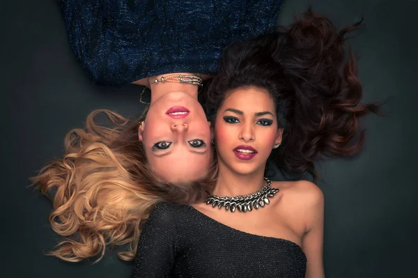 Blonde en brunette vrouwen mode close-up portret tegen BLAC — Stockfoto