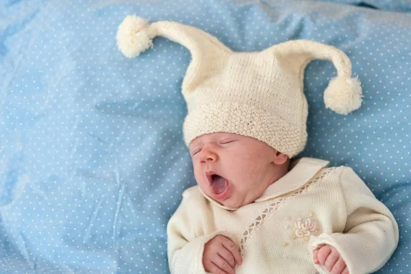 Retrato bostezante bebé de un mes . — Foto de Stock