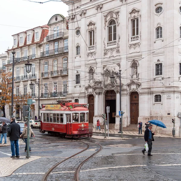Lizbona Portugalia Stycznia 2014 Tradycyjny Tramwaj Largo Chiado — Zdjęcie stockowe