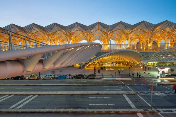 里斯本 葡萄牙 2014年1月4日 东方站的夜景 这个站是由圣地亚哥卡拉特拉瓦为 98世界博览会设计的 — 图库照片