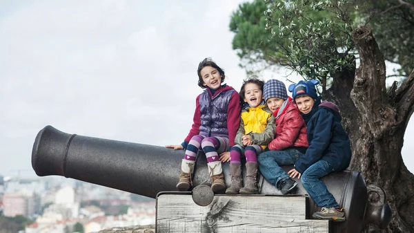 Kinder Die Draußen Spielen Sitzen Auf Gewehren Park Des Schlosses — Stockfoto