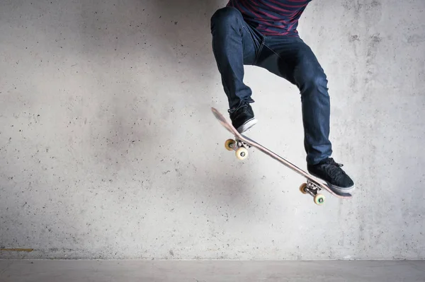 Skateboarder Fazendo Skate Truque Ollie Contra Parede Concreto — Fotografia de Stock