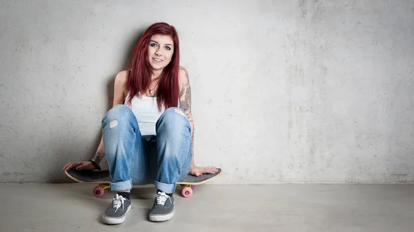 Donna Con Skateboard Ritratto Contro Muro Cemento — Foto Stock