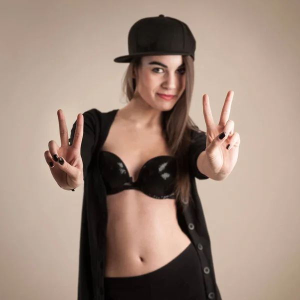 Sexy Underground Vrouw Portret Dragen Beha Hoed Tegen Beige Achtergrond — Stockfoto