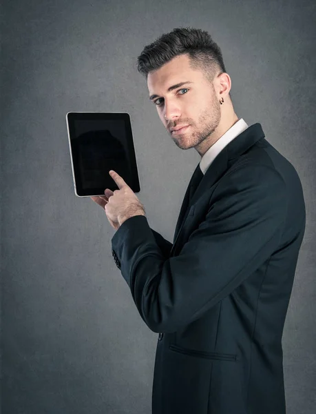 Νεαρός Επιχειρηματίας Δείχνει Tablet Σκούρο Φόντο Grunge — Φωτογραφία Αρχείου