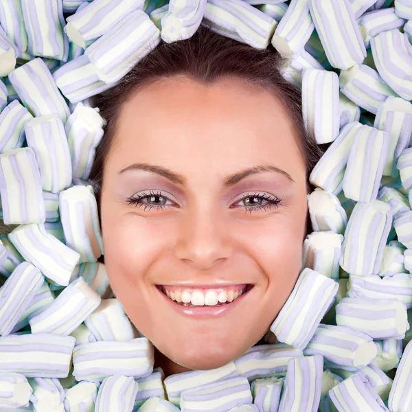 Jonge Vrouw Glimlachend Gezicht Portret Omringd Door Gekleurde Marshmallows — Stockfoto