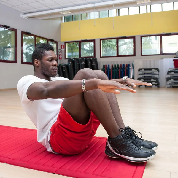 Joven negro africano hombre retrato ejercicio abdominal los músculos en —  Fotos de Stock