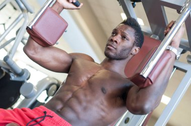 Spor salonunda egzersiz genç siyah Afrikalı adam portre. 